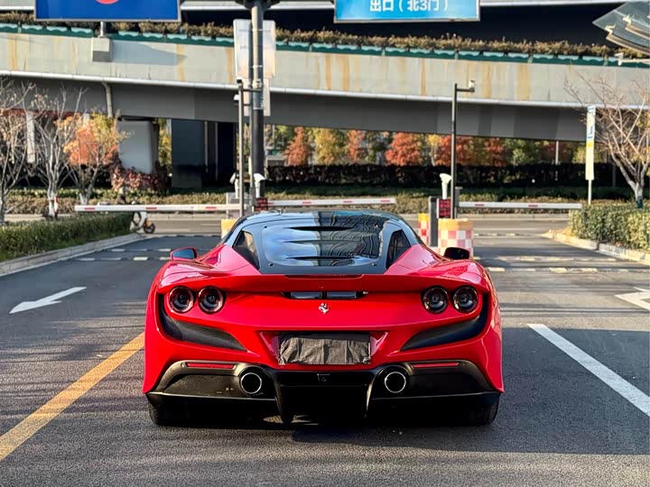 Фото 8 - Ferrari F8