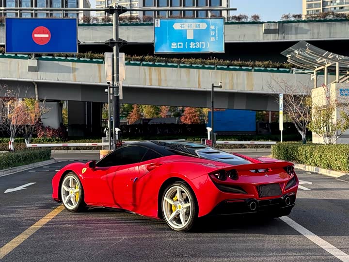 Фото 9 - Ferrari F8