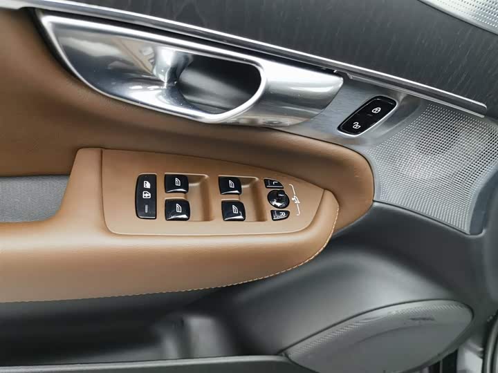 Фото 9 - Volvo XC90 Hybrid