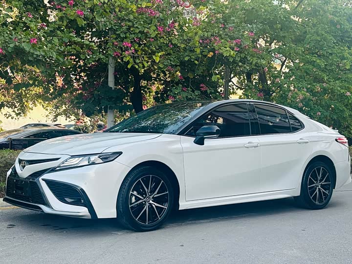 Фото 1 - Toyota Camry