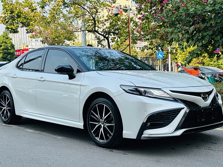 Фото 3 - Toyota Camry