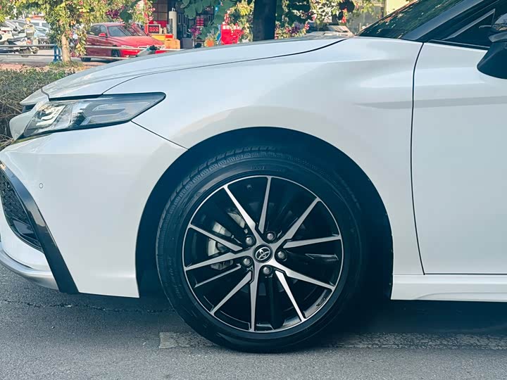 Фото 4 - Toyota Camry