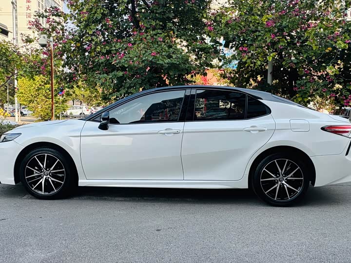 Фото 5 - Toyota Camry