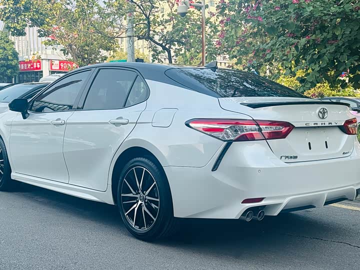 Фото 6 - Toyota Camry
