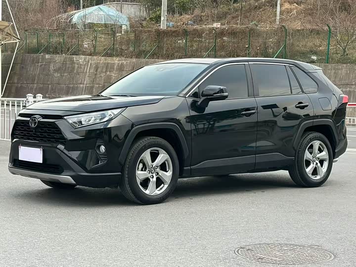 Фото 1 - Toyota RAV4