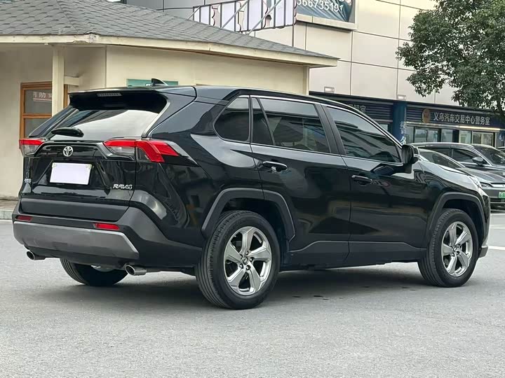 Фото 7 - Toyota RAV4