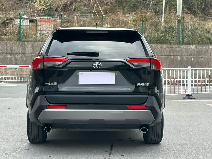 Фото 8 - Toyota RAV4