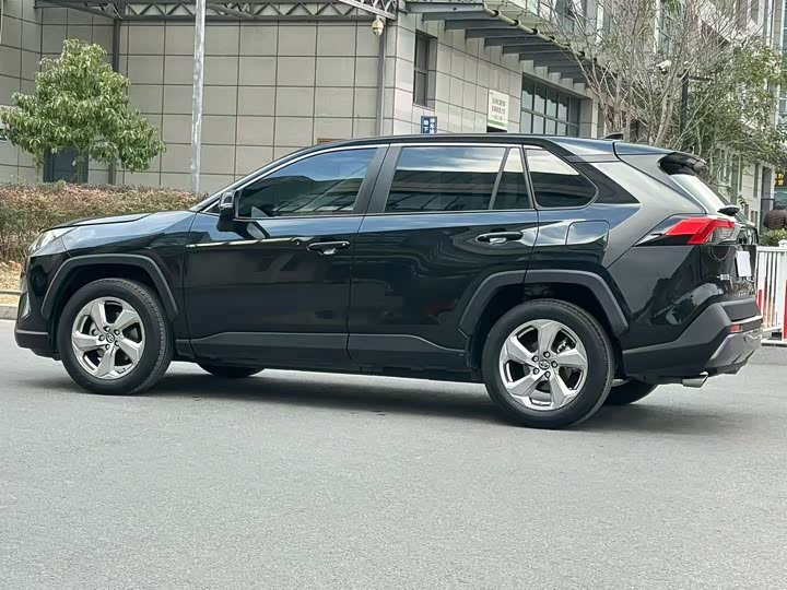 Фото 9 - Toyota RAV4