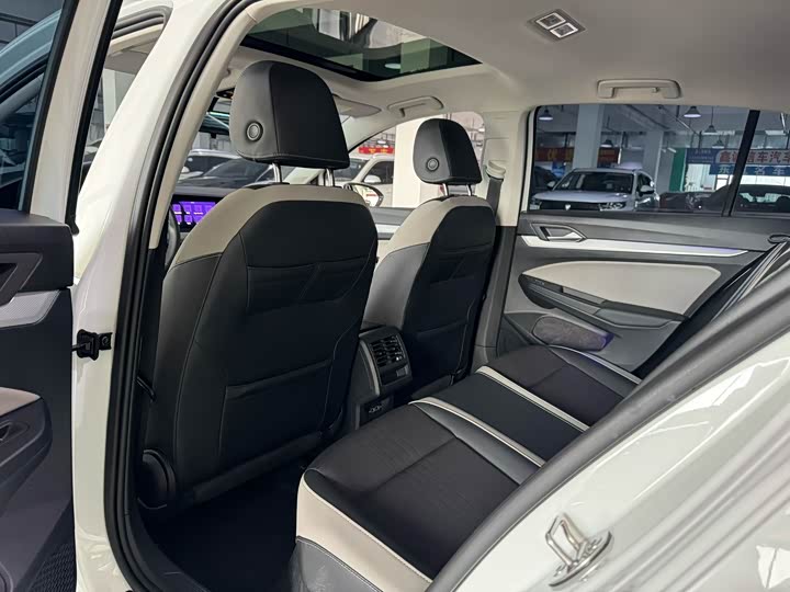 Фото 8 - Volkswagen Golf