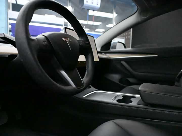 Фото 2 - Tesla Model 3