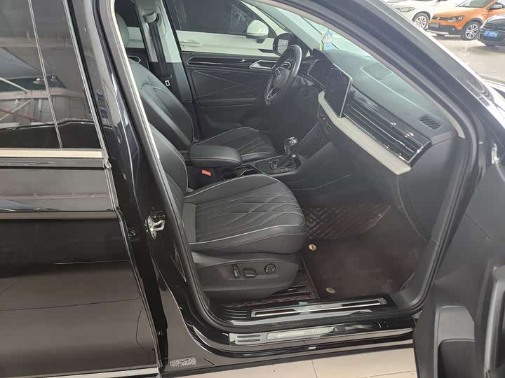 Фото 4 - Volkswagen Tiguan L Pro