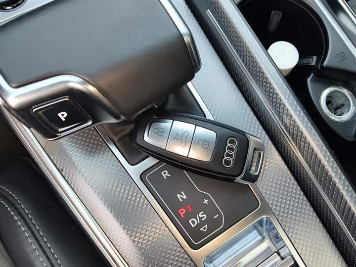 Фото 9 - Audi A6L