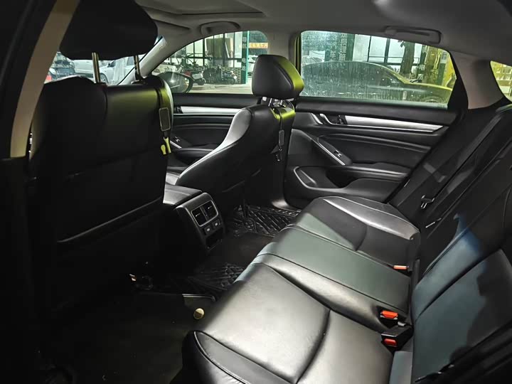 Фото 4 - Honda Accord