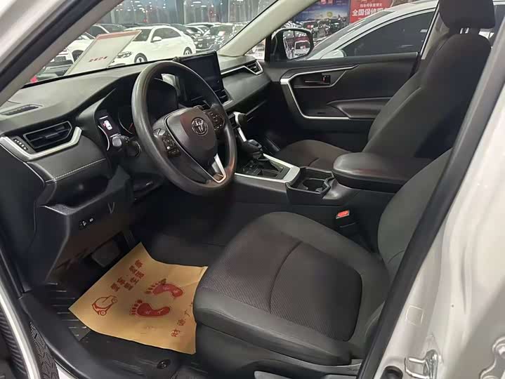 Фото 4 - Toyota RAV4