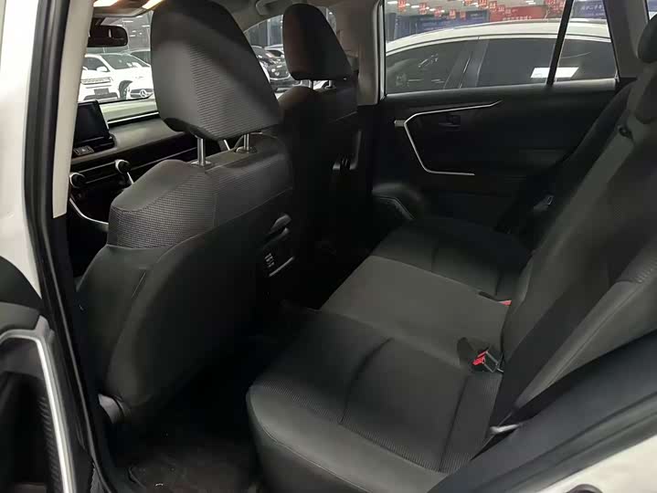 Фото 6 - Toyota RAV4