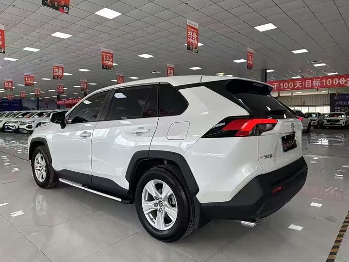 Фото 7 - Toyota RAV4