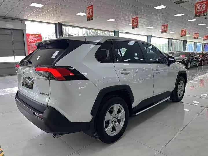 Фото 9 - Toyota RAV4