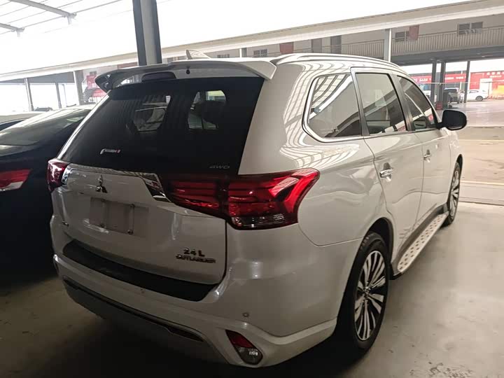 Фото 7 - Mitsubishi Outlander