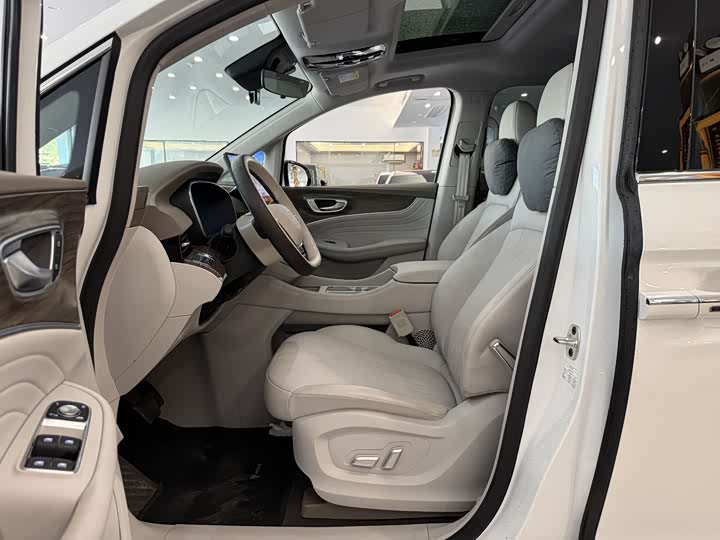 Фото 7 - Roewe iMax 8 EV