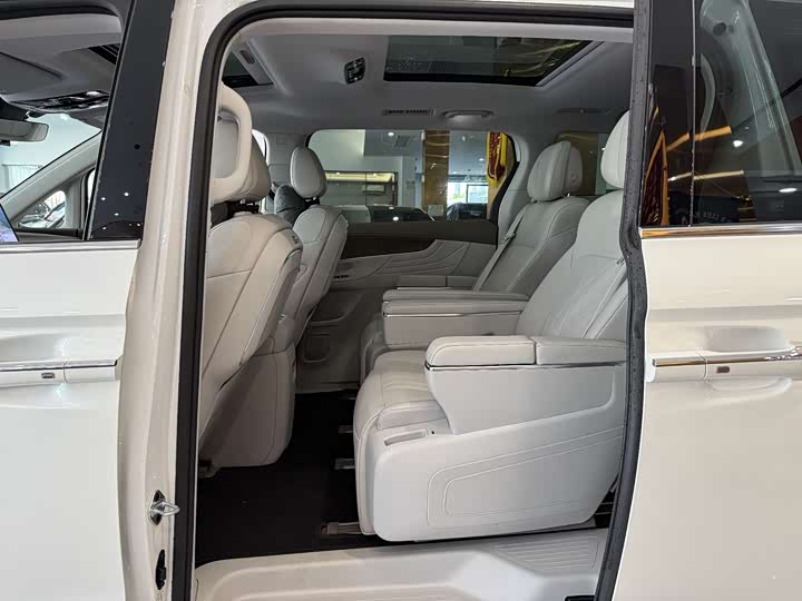 Фото 8 - Roewe iMax 8 EV