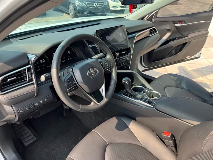 Фото 8 - Toyota Camry