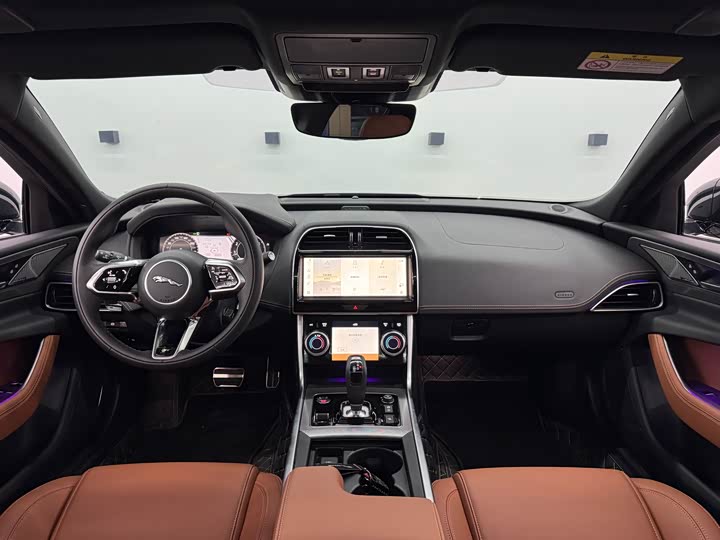 Фото 6 - Jaguar XE L