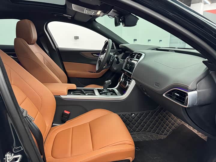 Фото 8 - Jaguar XE L