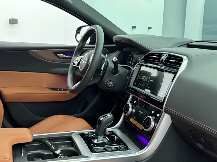 Фото 9 - Jaguar XE L