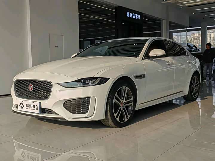 Фото 1 - Jaguar XE L
