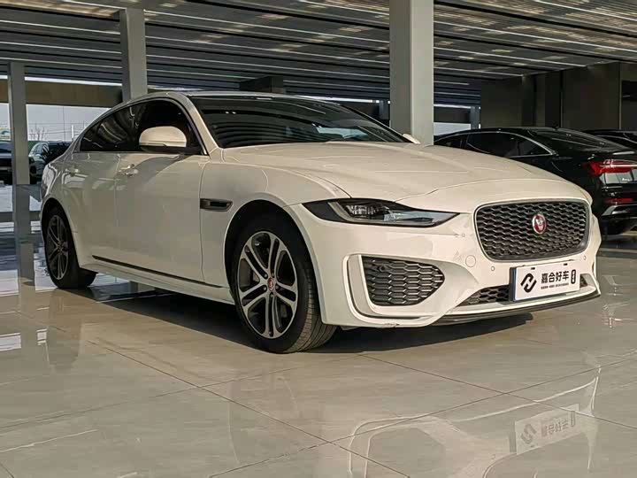 Фото 3 - Jaguar XE L