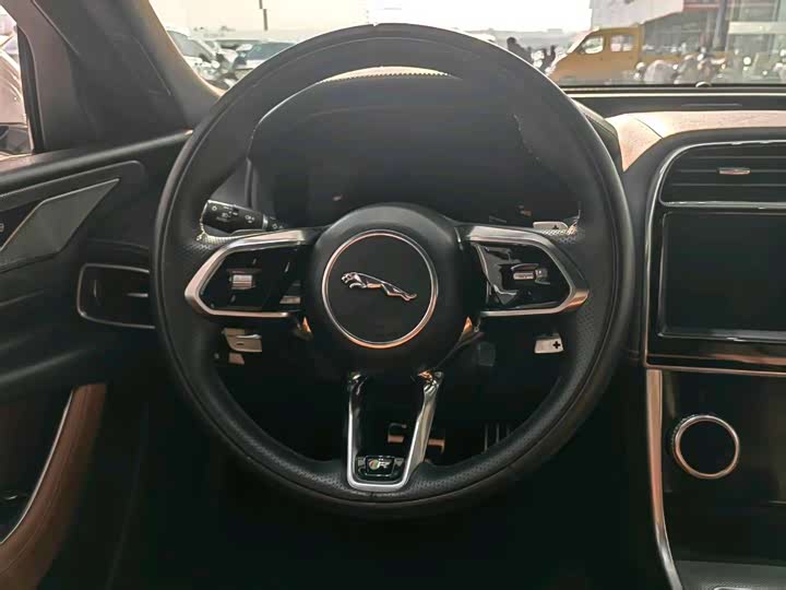 Фото 4 - Jaguar XE L