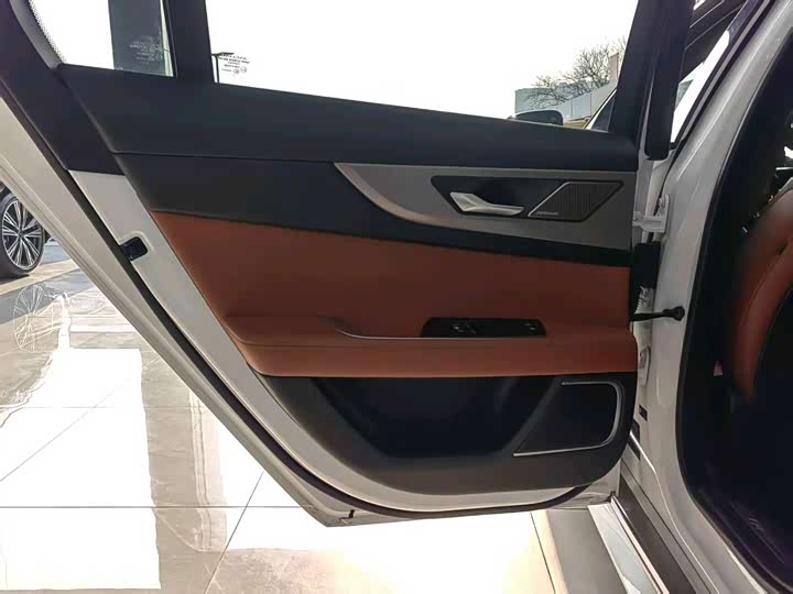 Фото 6 - Jaguar XE L