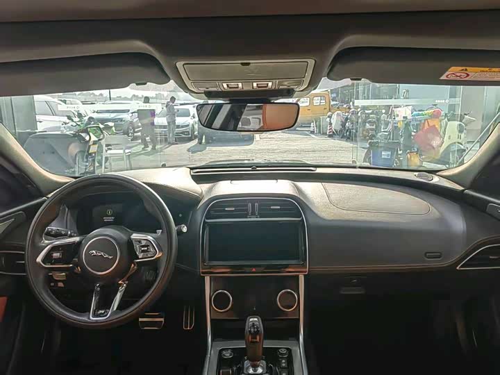 Фото 7 - Jaguar XE L