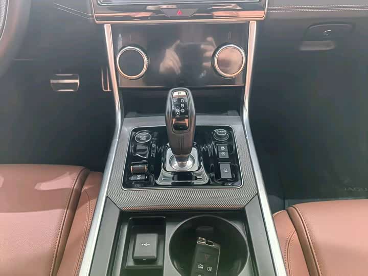 Фото 8 - Jaguar XE L