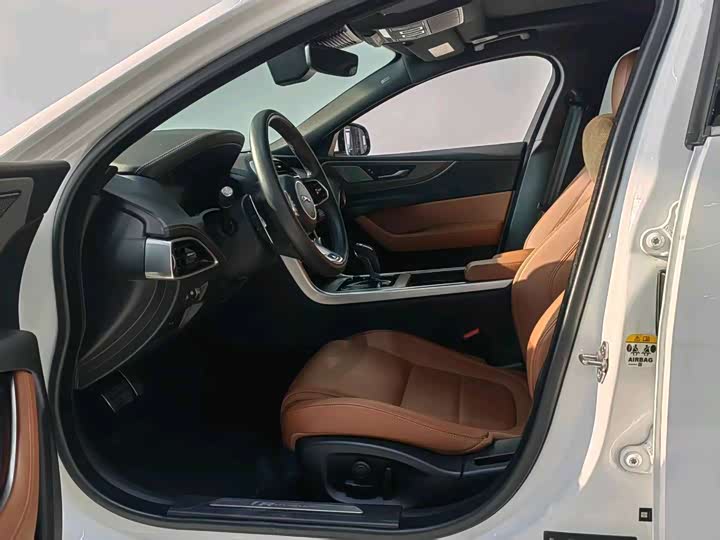 Фото 9 - Jaguar XE L