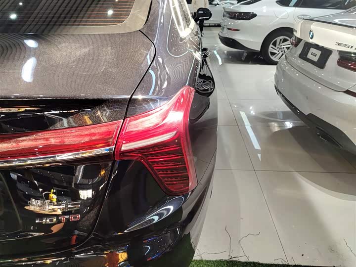 Фото 8 - Hongqi H5