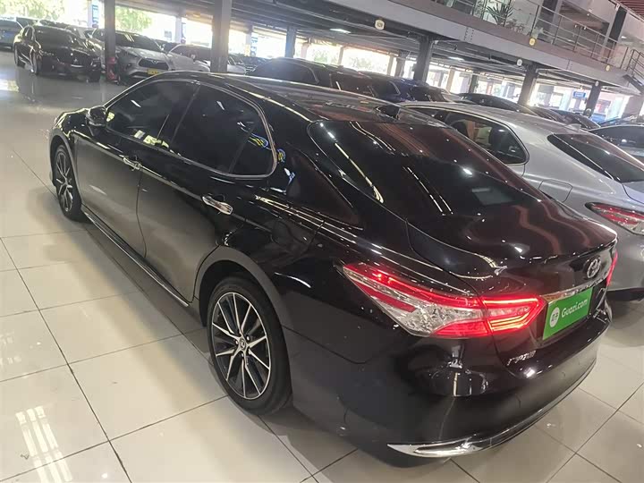 Фото 5 - Toyota Camry