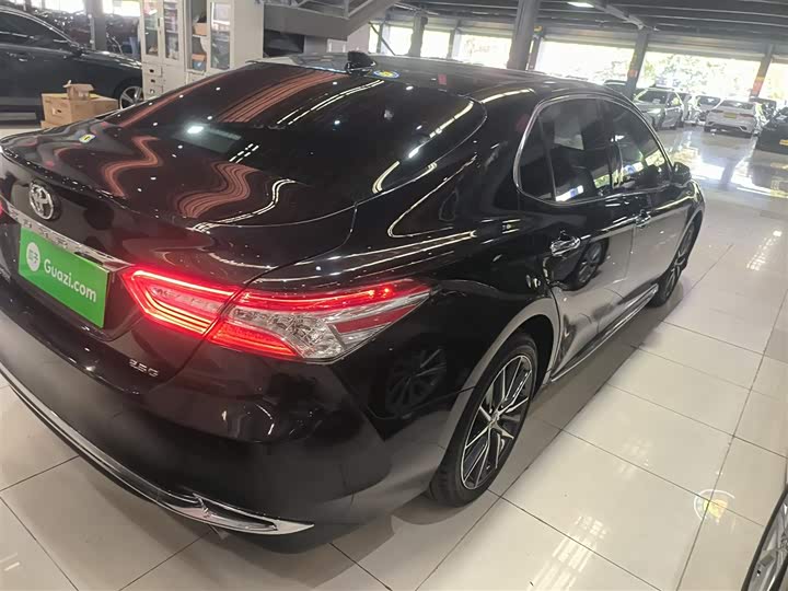 Фото 7 - Toyota Camry