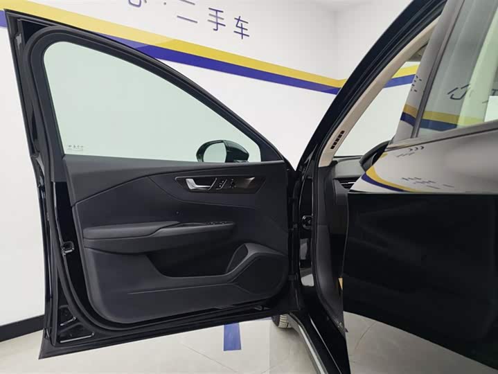 Фото 7 - Hongqi E-QM5