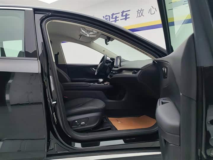 Фото 8 - Hongqi E-QM5