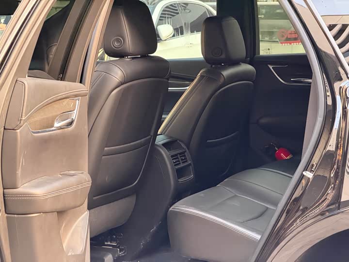 Фото 9 - Cadillac XT5