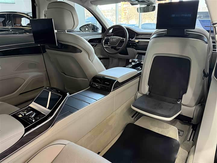 Фото 2 - Audi A8