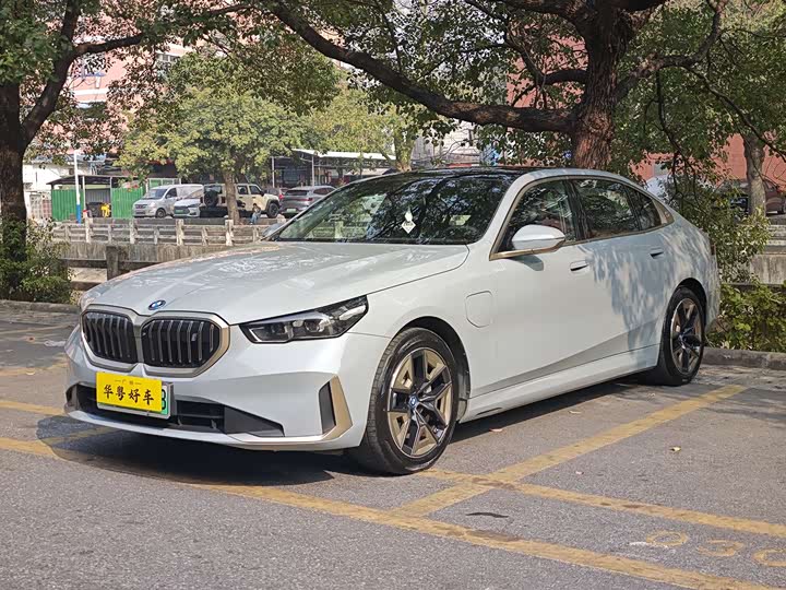 Фото 1 - BMW i5