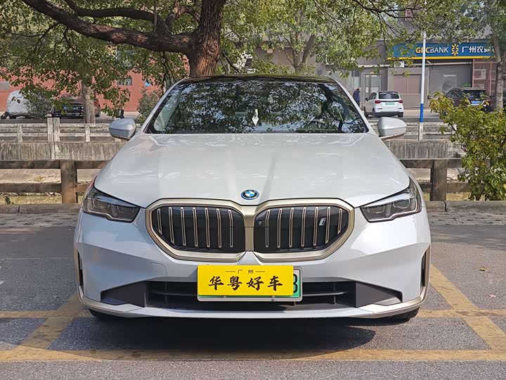 Фото 2 - BMW i5