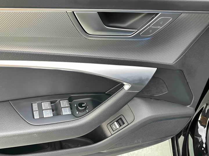 Фото 6 - Audi A6L