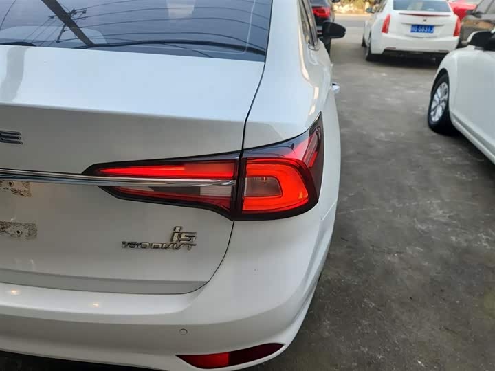 Фото 8 - Roewe i5