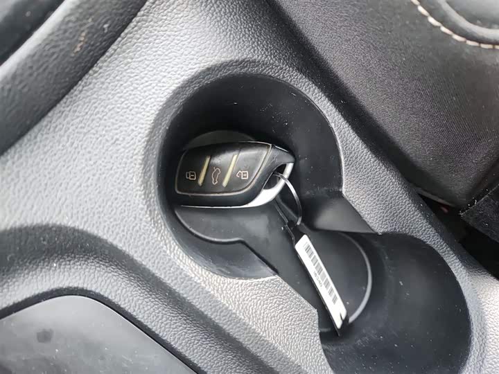 Фото 9 - Roewe i5