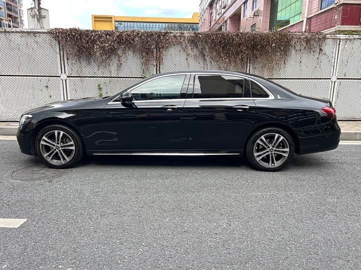 Фото 4 - Mercedes-Benz E-Class