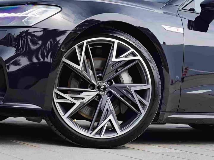 Фото 7 - Audi A7L