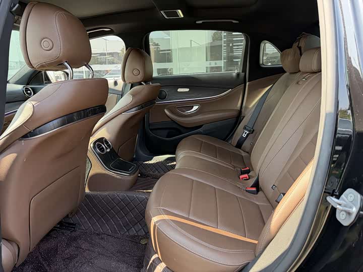 Фото 4 - Mercedes-Benz E-Class